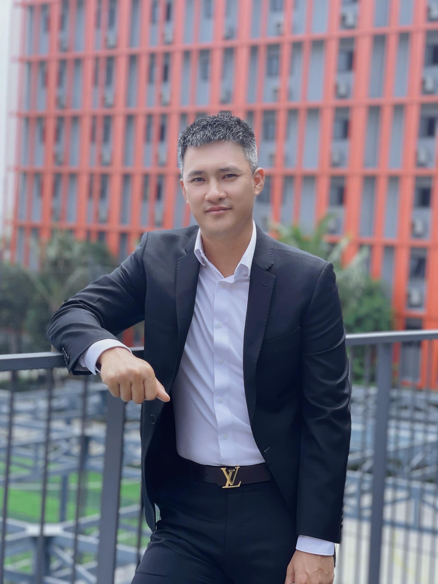 Cong-vinh-hao-hung-chia-se-khoanh-khac-con-gai-quay-quan-ben-co-noi-95-tuoi-khien-dan-tinh-thich-thu