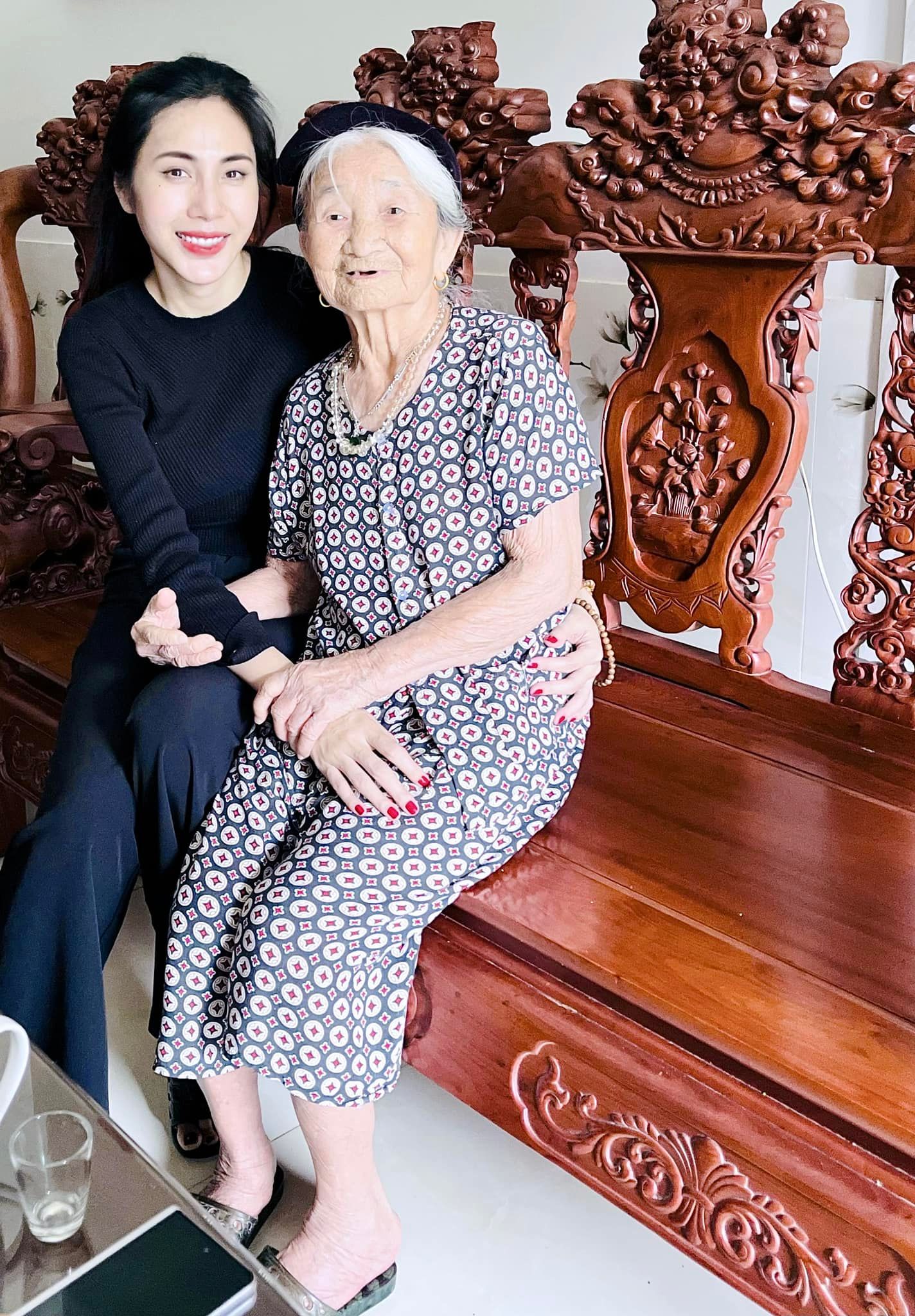 Cong-vinh-hao-hung-chia-se-khoanh-khac-con-gai-quay-quan-ben-co-noi-95-tuoi-khien-dan-tinh-thich-thu