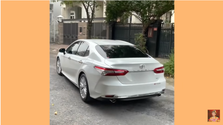 Hari-won-co-hanh-dong-dang-khen-trong-ngay-sinh-nhat-bo-me-tran-thanh-khien-khan-gia-thich-thu