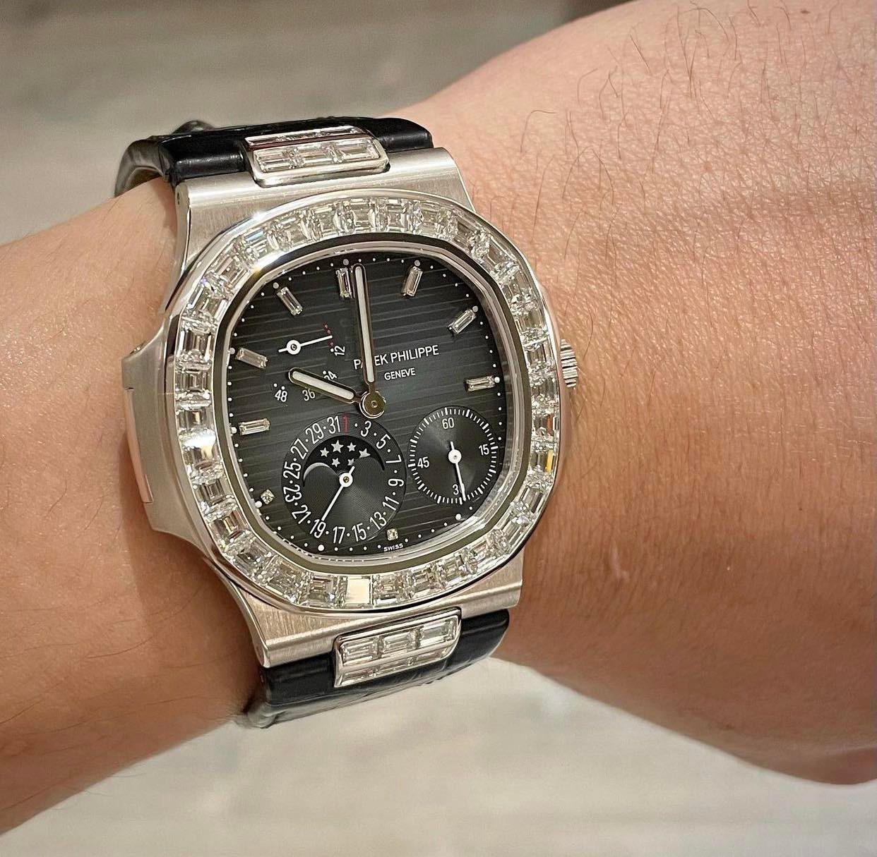 đồng hồ đính kim cương lấp lánh từ nhà Cartier