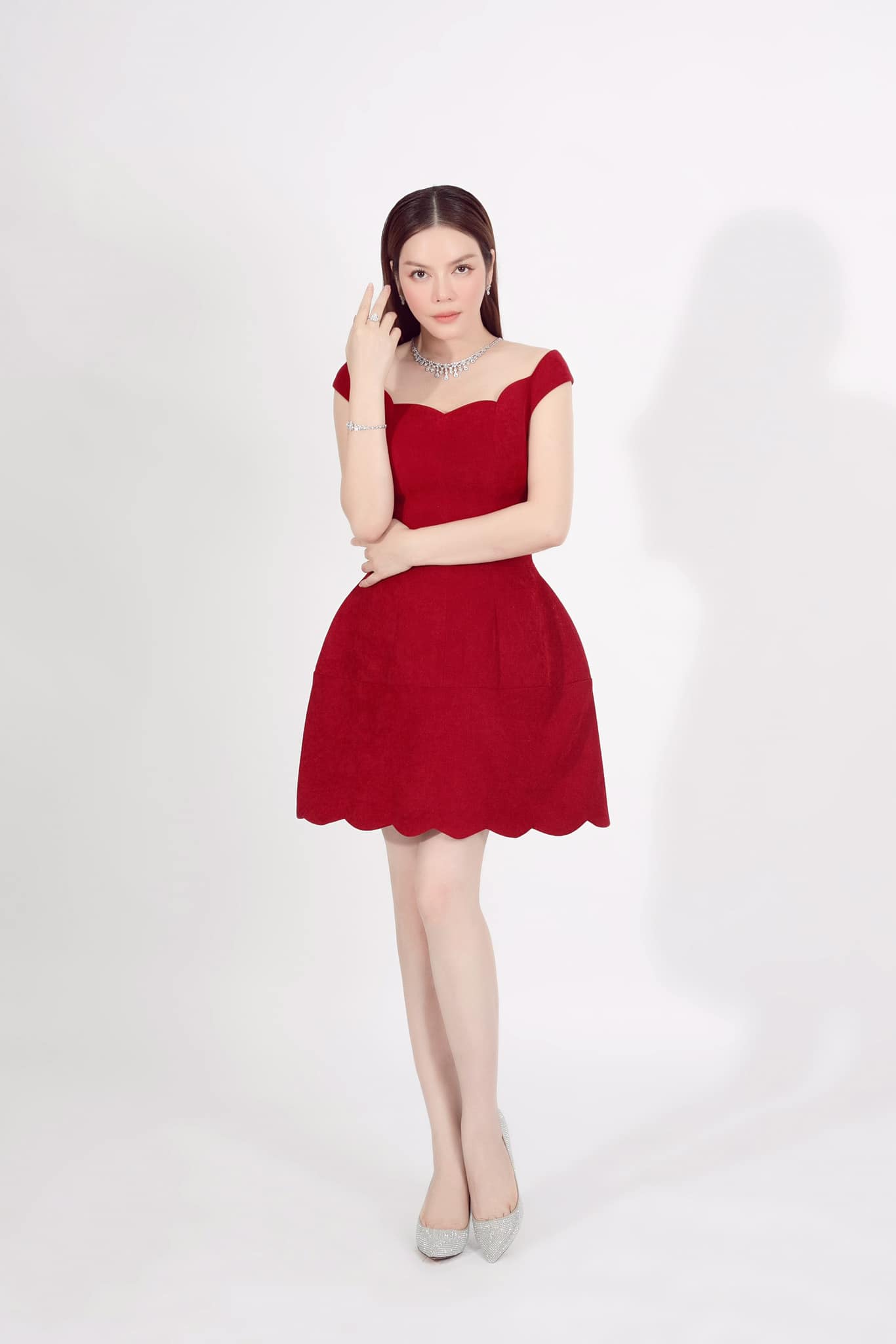 Ly-nha-ky-xuat-hien-voi-vay-do-ruc-ro-khoe-tron-voc-dang-that-va-nhan-sac-tuoi-u40-lan-at-le-quyen-3