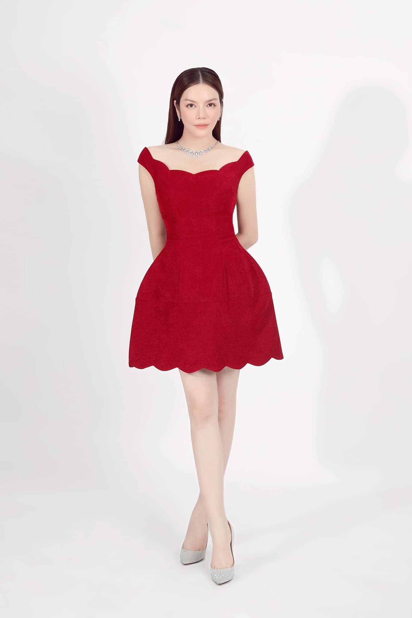 Ly-nha-ky-xuat-hien-voi-vay-do-ruc-ro-khoe-tron-voc-dang-that-va-nhan-sac-tuoi-u40-lan-at-le-quyen-4