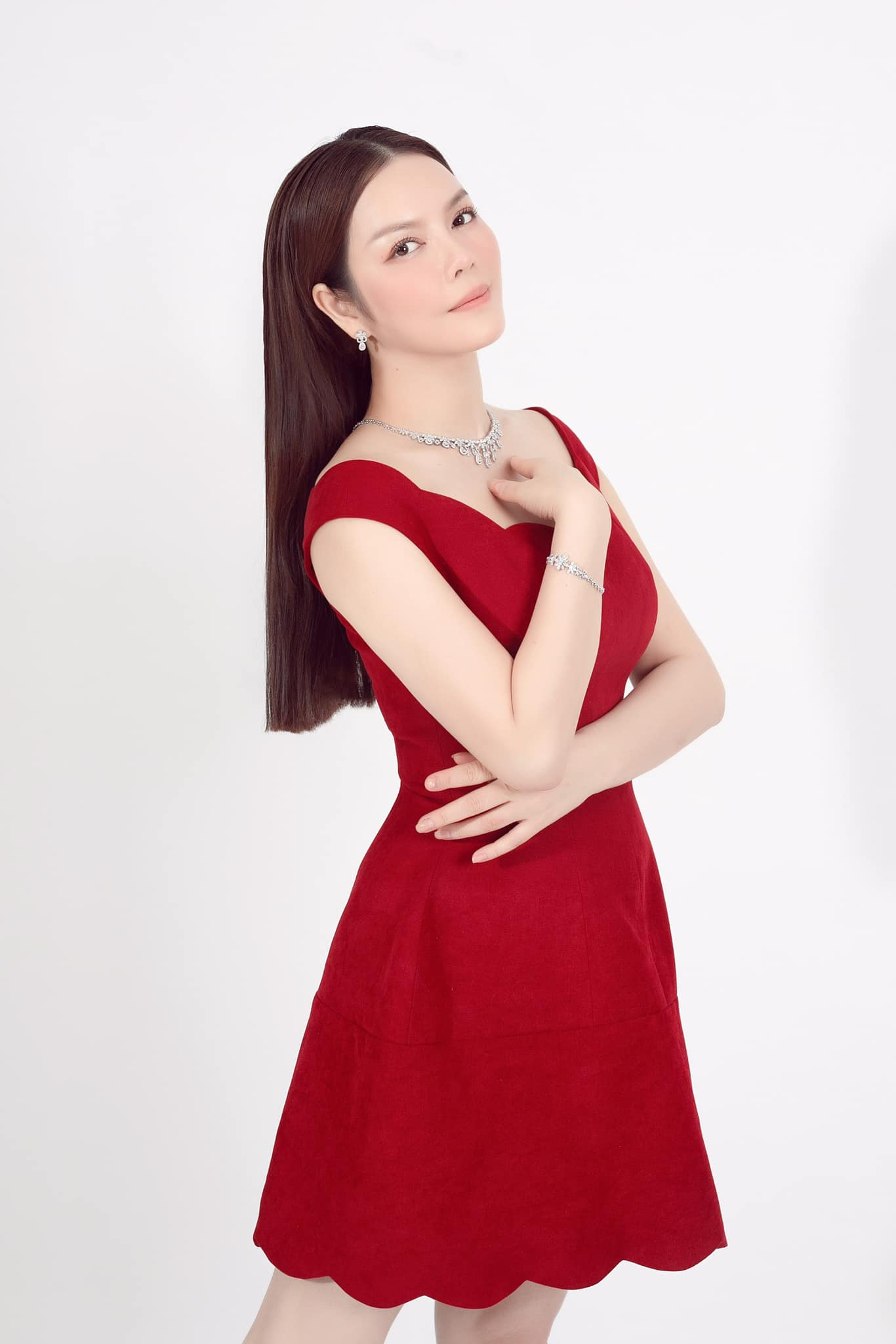 Ly-nha-ky-xuat-hien-voi-vay-do-ruc-ro-khoe-tron-voc-dang-that-va-nhan-sac-tuoi-u40-lan-at-le-quyen-6