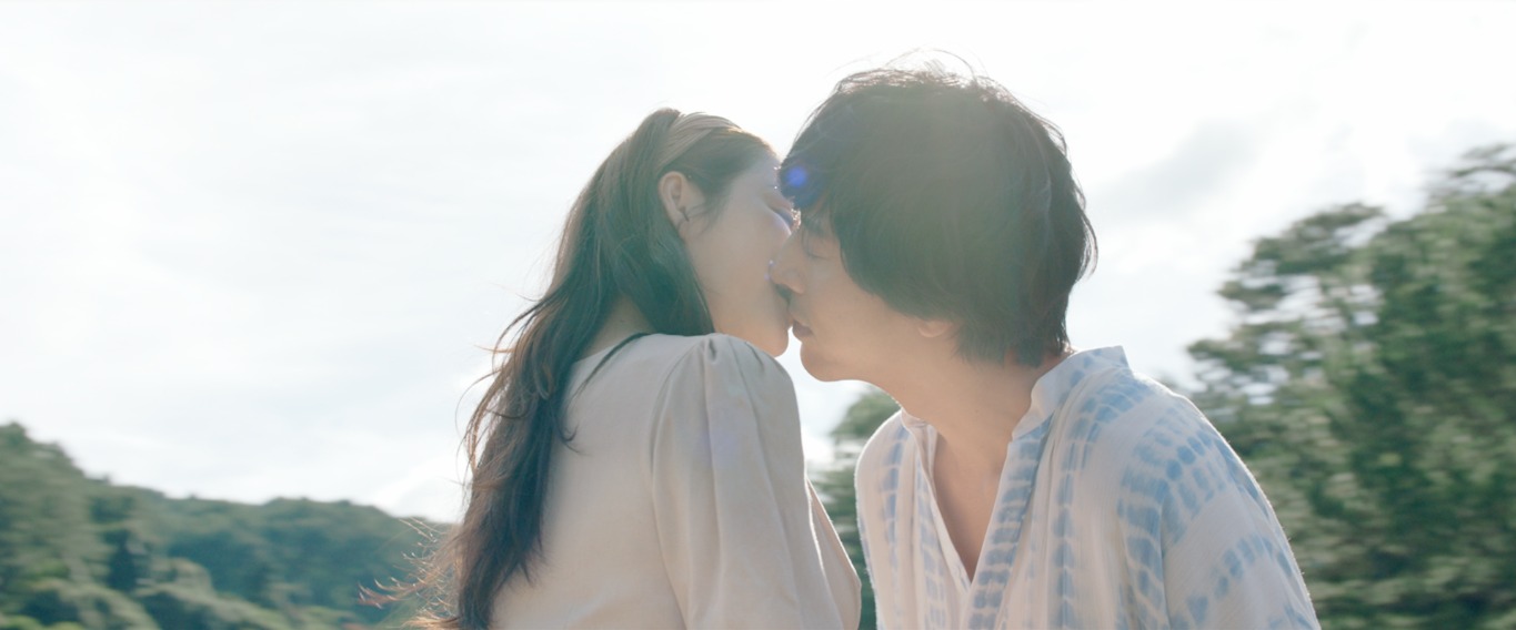 Ly-nha-ky-chinh-thuc-cong-khai-danh-tinh-va-loat-khoanh-khac-than-mat-ben-nguoi-yeu-dien-trai-2