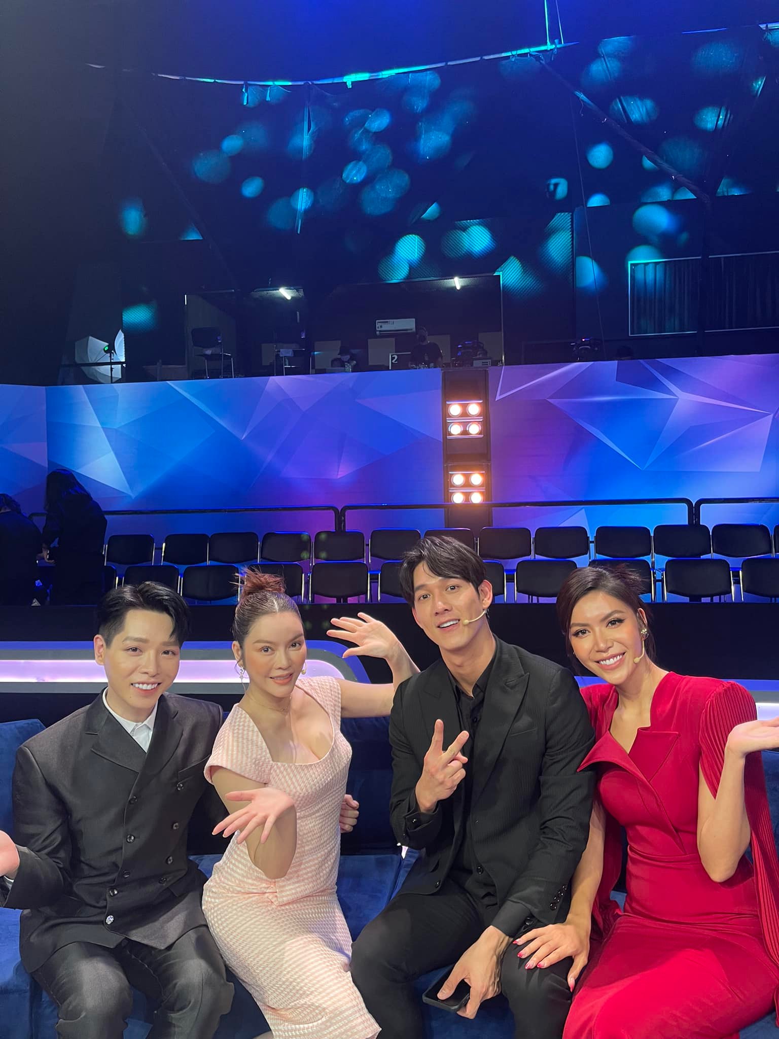 Ly-nha-ky-lo-nhan-sac-that-qua-camera-thuong-dien-vay-bo-sat-khoe-vong-1-ngoai-co-an-dut-ho-ngoc-ha