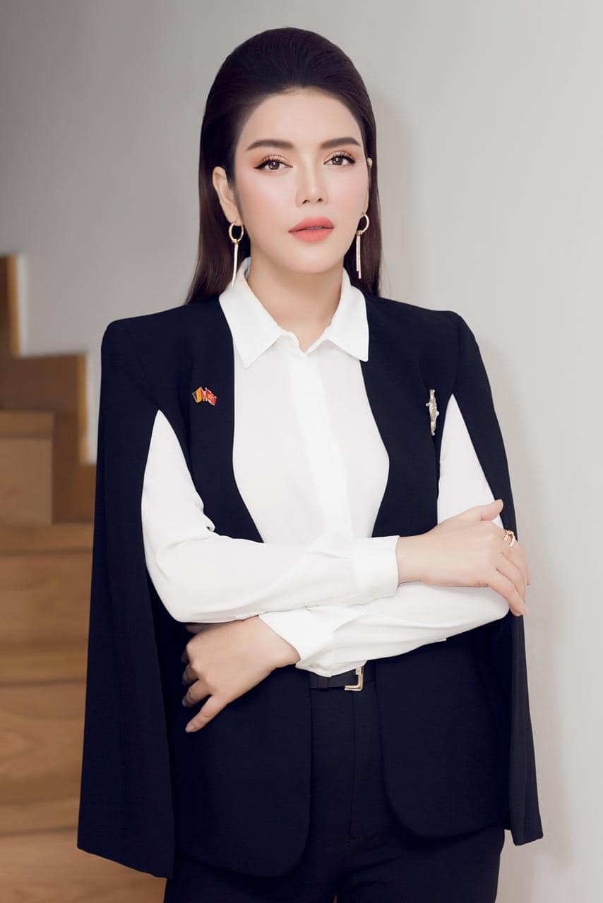 Ly-nha-ky-tung-loat-anh-dung-chuan-tong-tai-nhan-sac-va-voc-dang-o-tuoi-40-khien-cdm-tram-tro-3