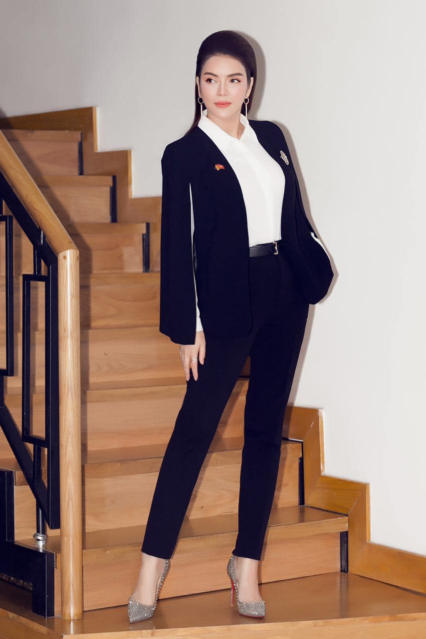 Ly-nha-ky-tung-loat-anh-dung-chuan-tong-tai-nhan-sac-va-voc-dang-o-tuoi-40-khien-cdm-tram-tro-4