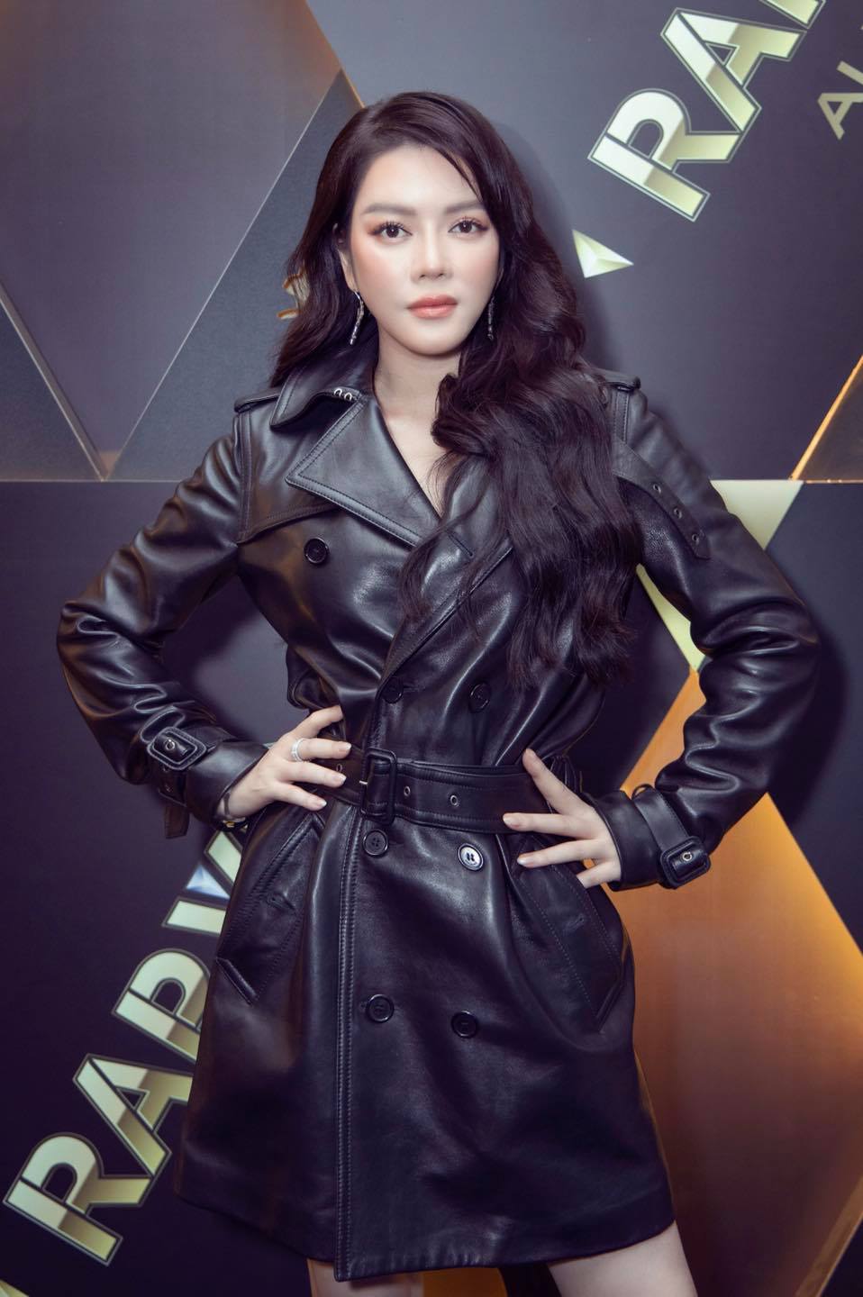 quay-len-ly-nha-ky-o-duong-pho-bang-camera-thuong-lo-nhan-sac-that-cung-voc-dang-u40-gay-ngo-ngang