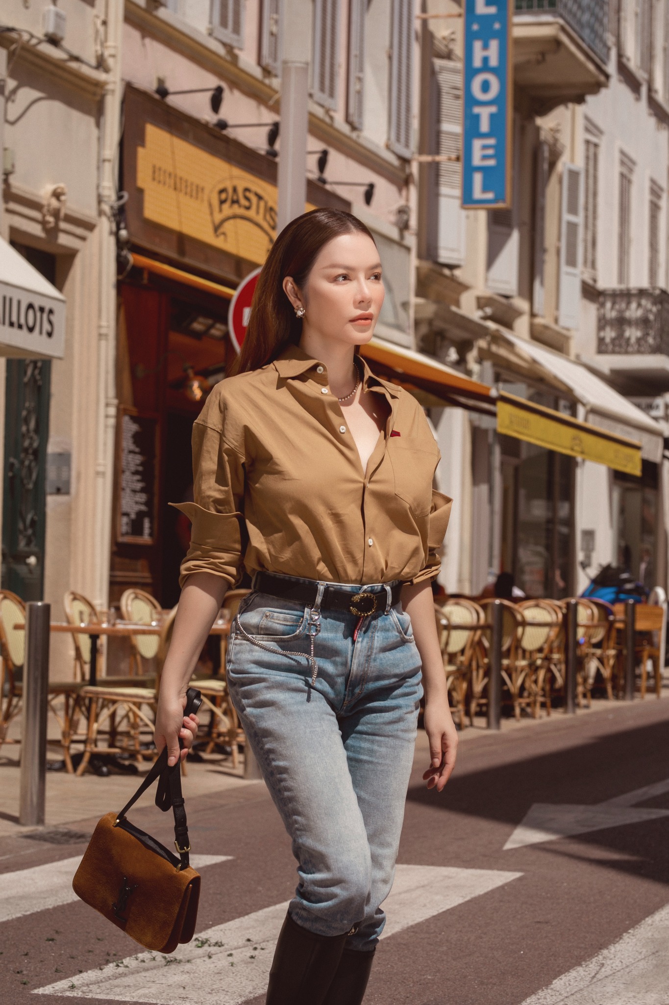 Ly-nha-ky-dien-set-do-theo-phong-cach-duong-pho-tu-tin-sai-buoc-o-troi-tay-khoe-sac-voc-an-tuong-2