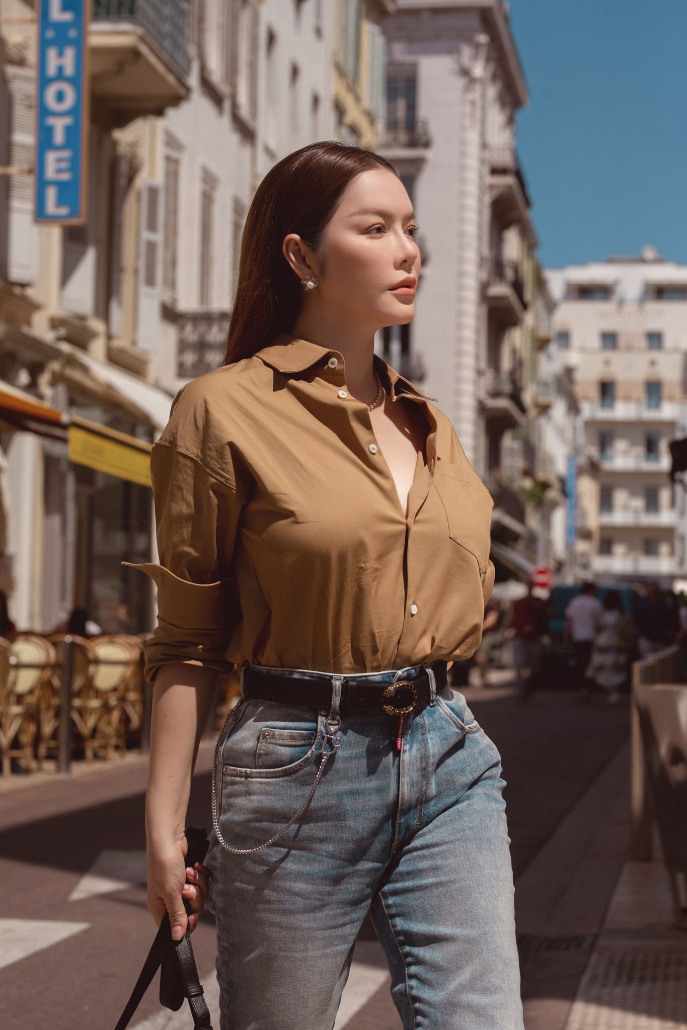 Ly-nha-ky-dien-set-do-theo-phong-cach-duong-pho-tu-tin-sai-buoc-o-troi-tay-khoe-sac-voc-an-tuong-7