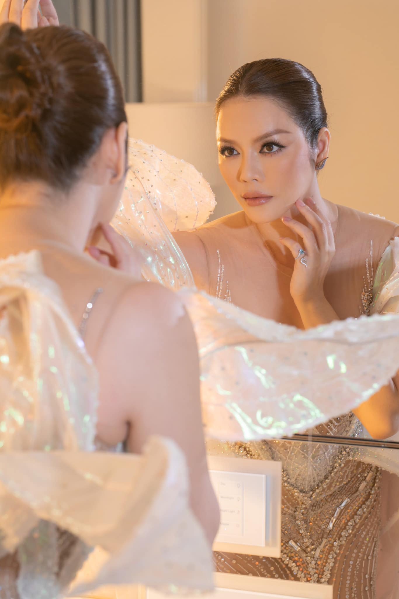 Ly-nha-ky-tu-tin-mac-vay-xuyen-thau-lo-noi-y-tu-tin-khoe-vong-1-ngoai-co-va-vong-eo-phang-ly-lan-at-ha-ho-3