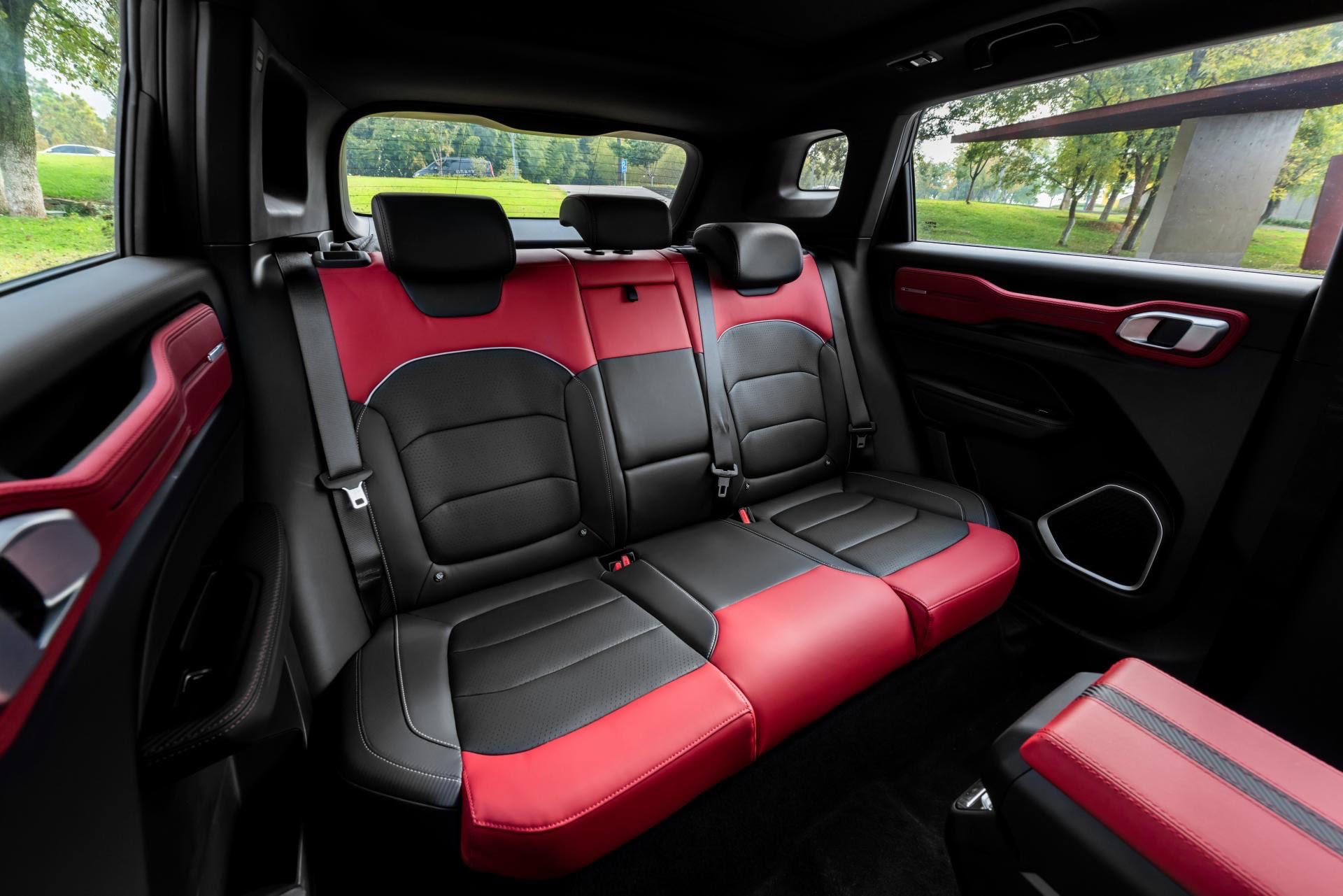 Hãng xe Trung Quốc Geely ra mắt chiếc SUV giá 380 triệu đồng, có khả năng chống COVID-19