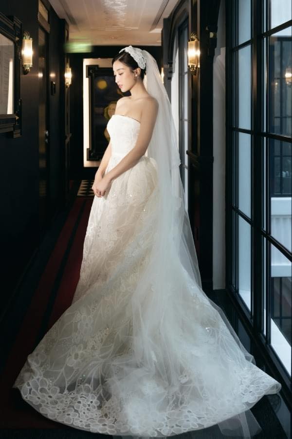 Đỗ Mỹ Linh diện váy cưới 500 triệu đồng và hoa cưới giống Song Hye Kyo