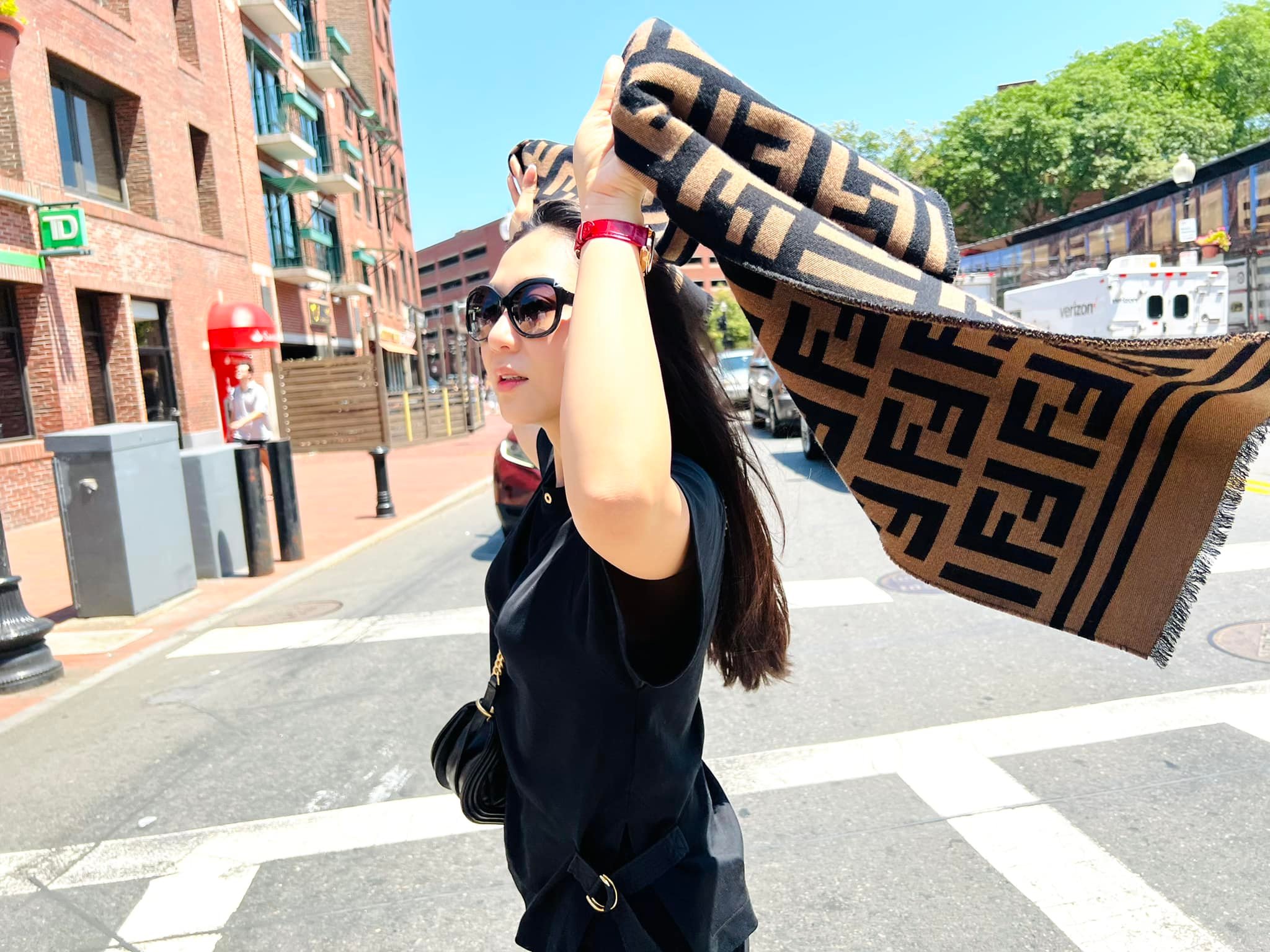 Bat-tron-canh-ha-thanh-xuan-mac-trang-phuc-lo-ro-kich-co-vong-2-di-dao-pho-o-my-cung-vua-ca-koi-3