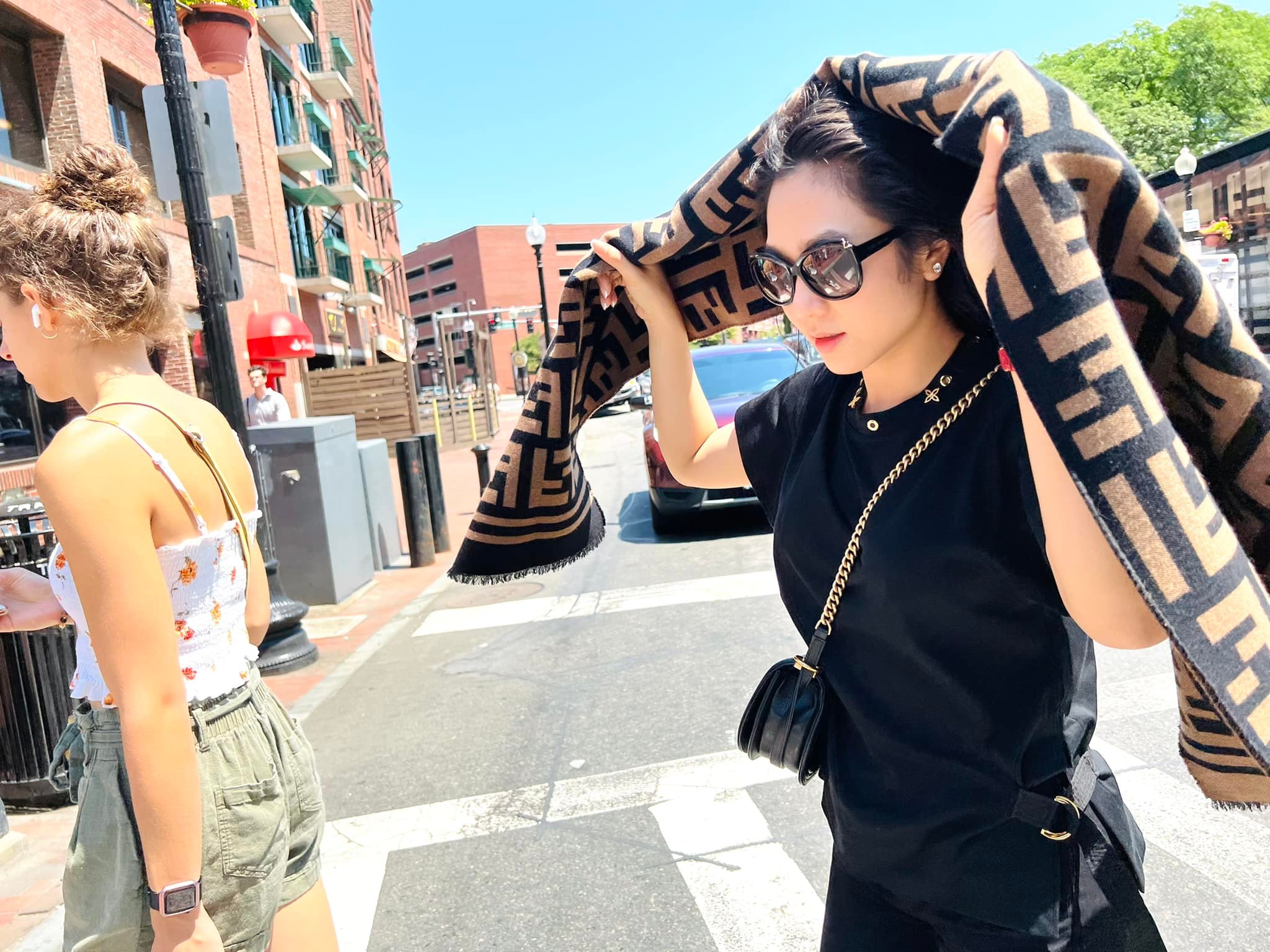 Bat-tron-canh-ha-thanh-xuan-mac-trang-phuc-lo-ro-kich-co-vong-2-di-dao-pho-o-my-cung-vua-ca-koi-4