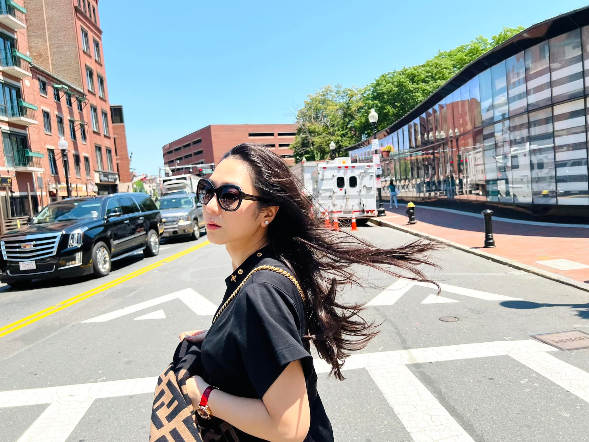 Bat-tron-canh-ha-thanh-xuan-mac-trang-phuc-lo-ro-kich-co-vong-2-di-dao-pho-o-my-cung-vua-ca-koi-5