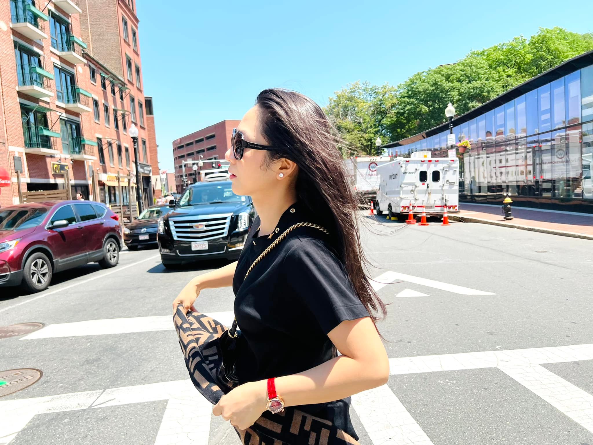 Bat-tron-canh-ha-thanh-xuan-mac-trang-phuc-lo-ro-kich-co-vong-2-di-dao-pho-o-my-cung-vua-ca-koi-6