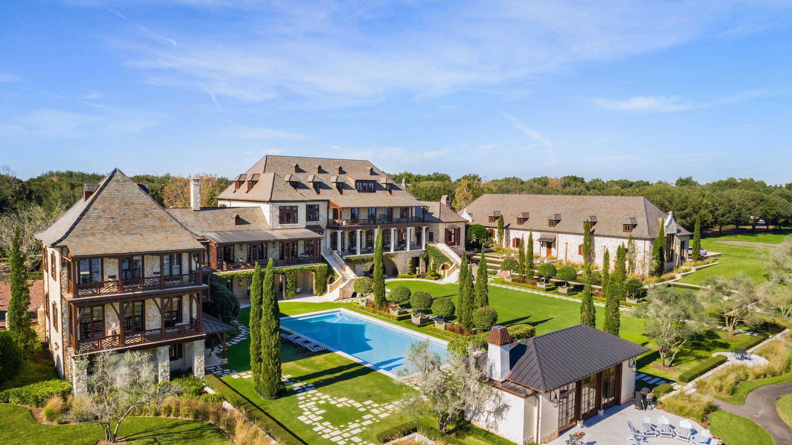 'Su&yacute;t xoa' trước căn nh&agrave; c&oacute; gara chứa 20 si&ecirc;u xe v&agrave; đường đua ri&ecirc;ng cực chất