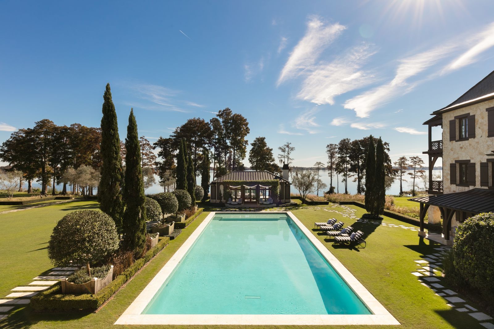 'Su&yacute;t xoa' trước căn nh&agrave; c&oacute; gara chứa 20 si&ecirc;u xe v&agrave; đường đua ri&ecirc;ng cực chất