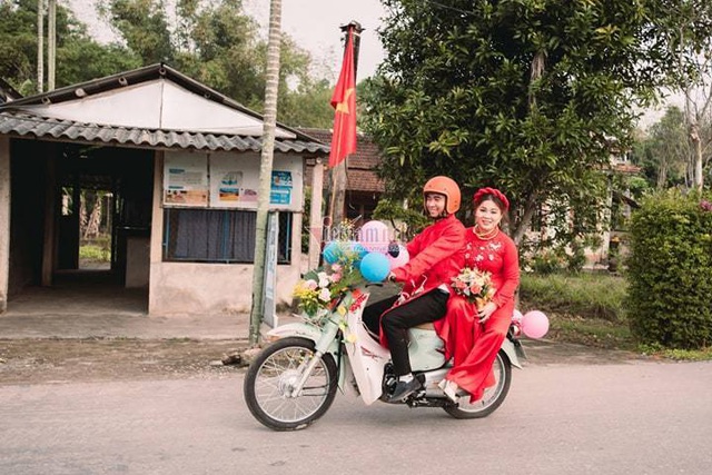 Màn rước dâu ‘độc nhất’ với dàn xe Honda Super Cub cũ cực chất