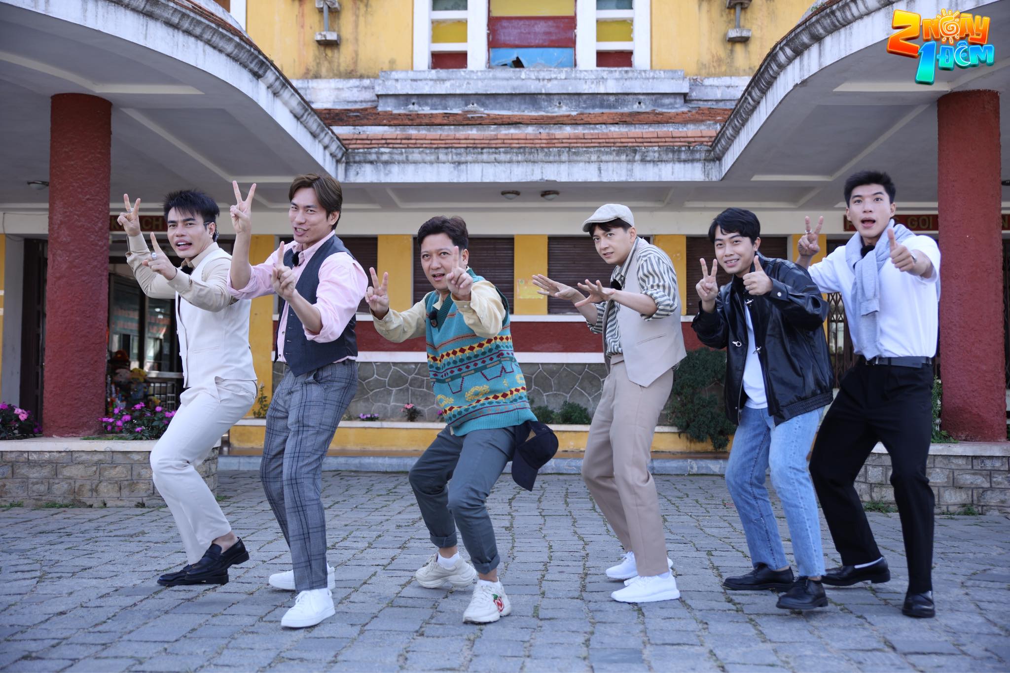 Khan-gia-thich-thu-truoc-khoanh-khac-le-duong-bao-lam-vui-dua-nam-tay-hhen-nie-trong-2-ngay-1-dem