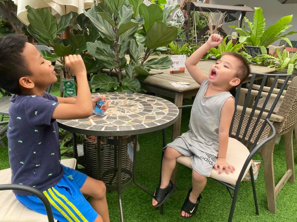 Khoanh-khac-phi-nhung-choi-vui-ve-cung-cac-con-nuoi-ai-nhin-cung-thay-hanh-phuc-va-nguong-mo-5