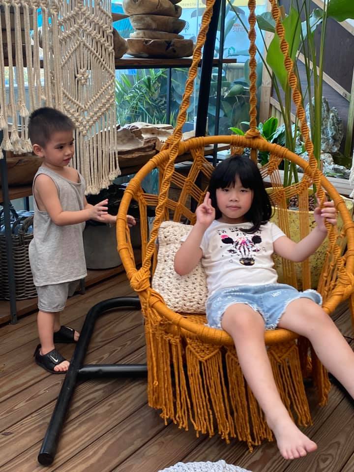 Khoanh-khac-phi-nhung-choi-vui-ve-cung-cac-con-nuoi-ai-nhin-cung-thay-hanh-phuc-va-nguong-mo3