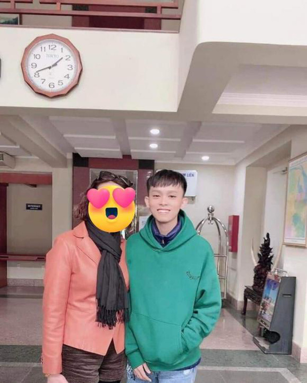 He-lo-con-nguoi-that-cua-ho-van-cuong-khien-dan-tinh-ngo-ngang