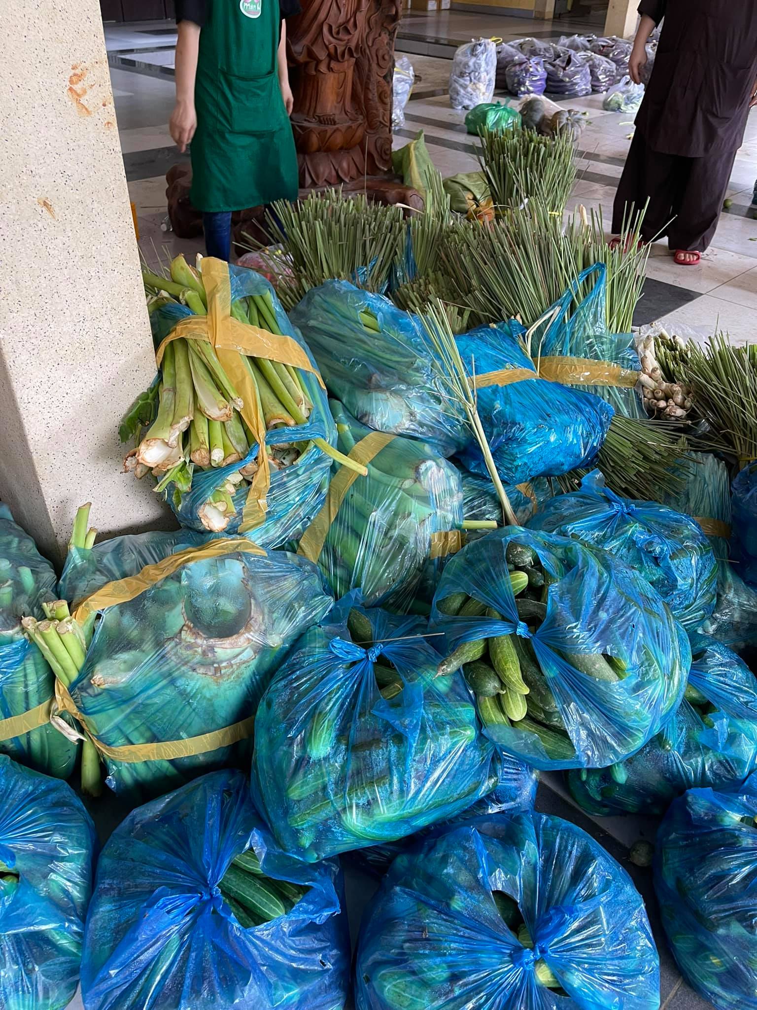 Xuat-hien-clip-phi-nhung-di-lam-tu-thien-voc-dang-cung-nhan-sac-u50-ngoai-doi-khien-cdm-ngo-ngang-2