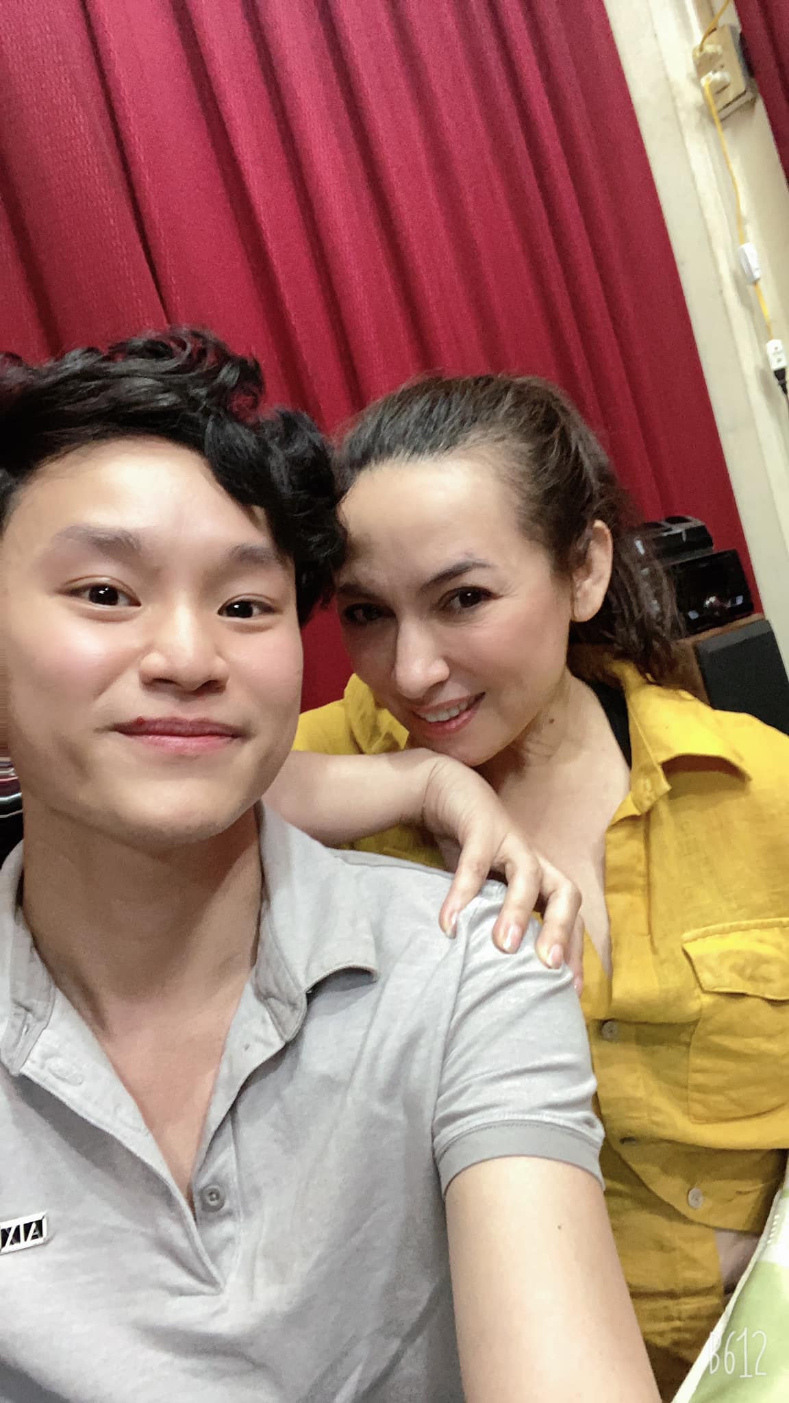 Dan-em-than-thiet-trong-gioi-he-lo-toan-bo-ve-con-nguoi-that-cua-phi-nhung-dang-sau-anh-hao-quang