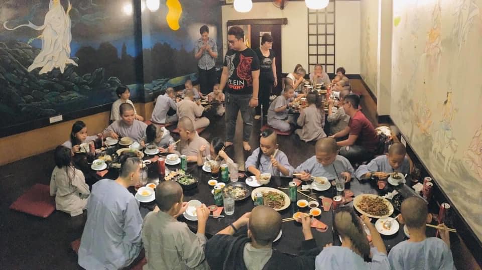 Toan-canh-quan-an-chay-cua-phi-nhung-khach-dong-nuom-nuop-phuc-vu-khong-kip-13