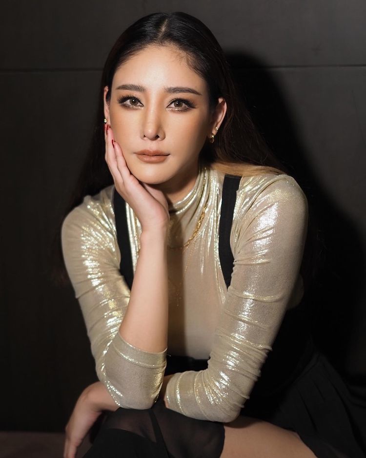 Cdm-dua-ra-loat-nghi-van-ve-hinh-anh-than-mat-cuoi-cung-cua-my-nhan-chiec-la-cuon-bay-voi-quan-ly