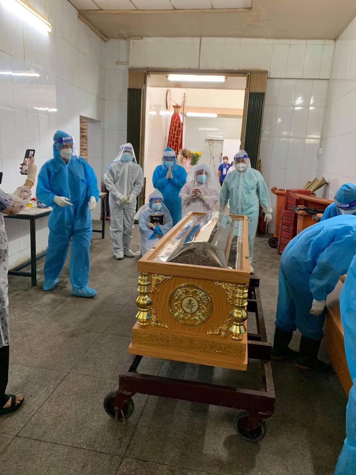 Cac-nghe-si-livestream-khoc-nghen-truoc-canh-dua-tang-ns-bach-mai-khien-hing-van-cung-cdm-vo-cung-xot-xa-12