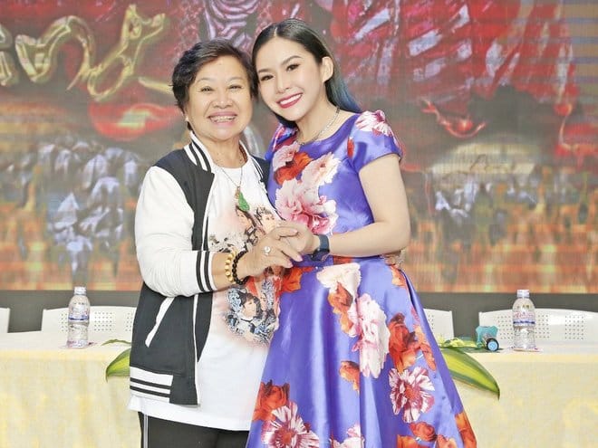 Hieu-hien-nghen-ngao-dien-vien-ho-minh-quang-xot-xa-nhan-tin-tang-su-tu-nghe-si-quoc-thuan