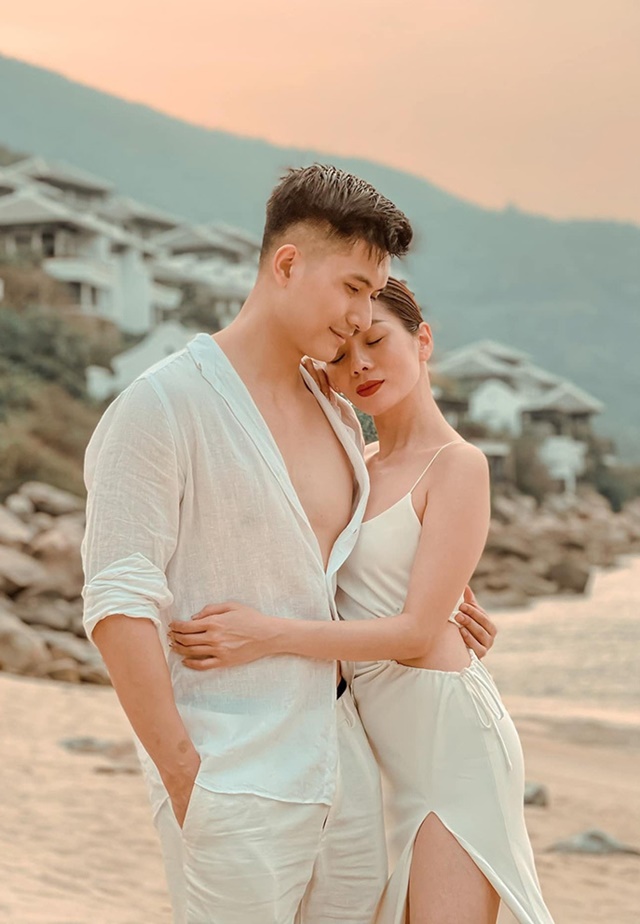 khoanh-khac-ngot-ngao-o-bien-cua-cap-doi-le-quyen-lam-bao-chau-1