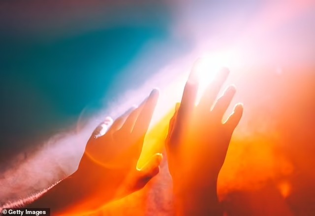 93001447-14206755-She_believes_that_one_phenomenon_among_dying_people_proves_there-a-13_1734553870718_11zon