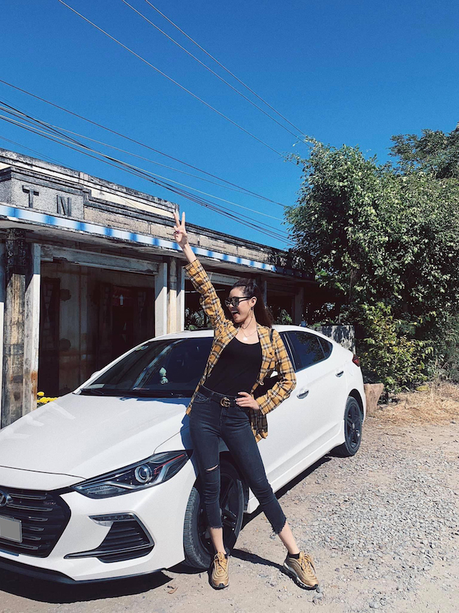 Crowned Miss Universe Vietnam 2019 But Nguyen Tran Khanh Van Is Still Attached To This Car Electrodealpro