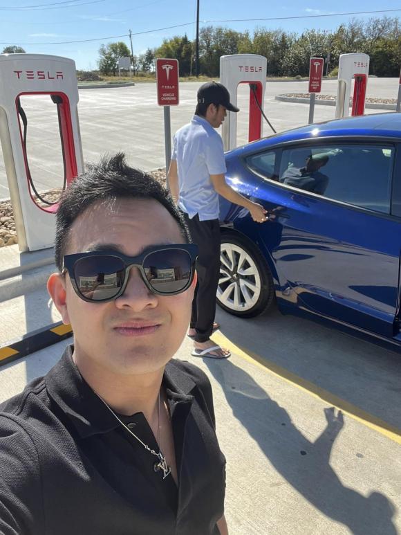 Vừa được đồng nghiệp gặp ở Thái, Hoài Linh có mặt tại Mỹ, dung mạo bất ngờ 3