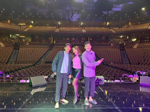 Vừa được đồng nghiệp gặp ở Thái, Hoài Linh có mặt tại Mỹ, dung mạo bất ngờ 5