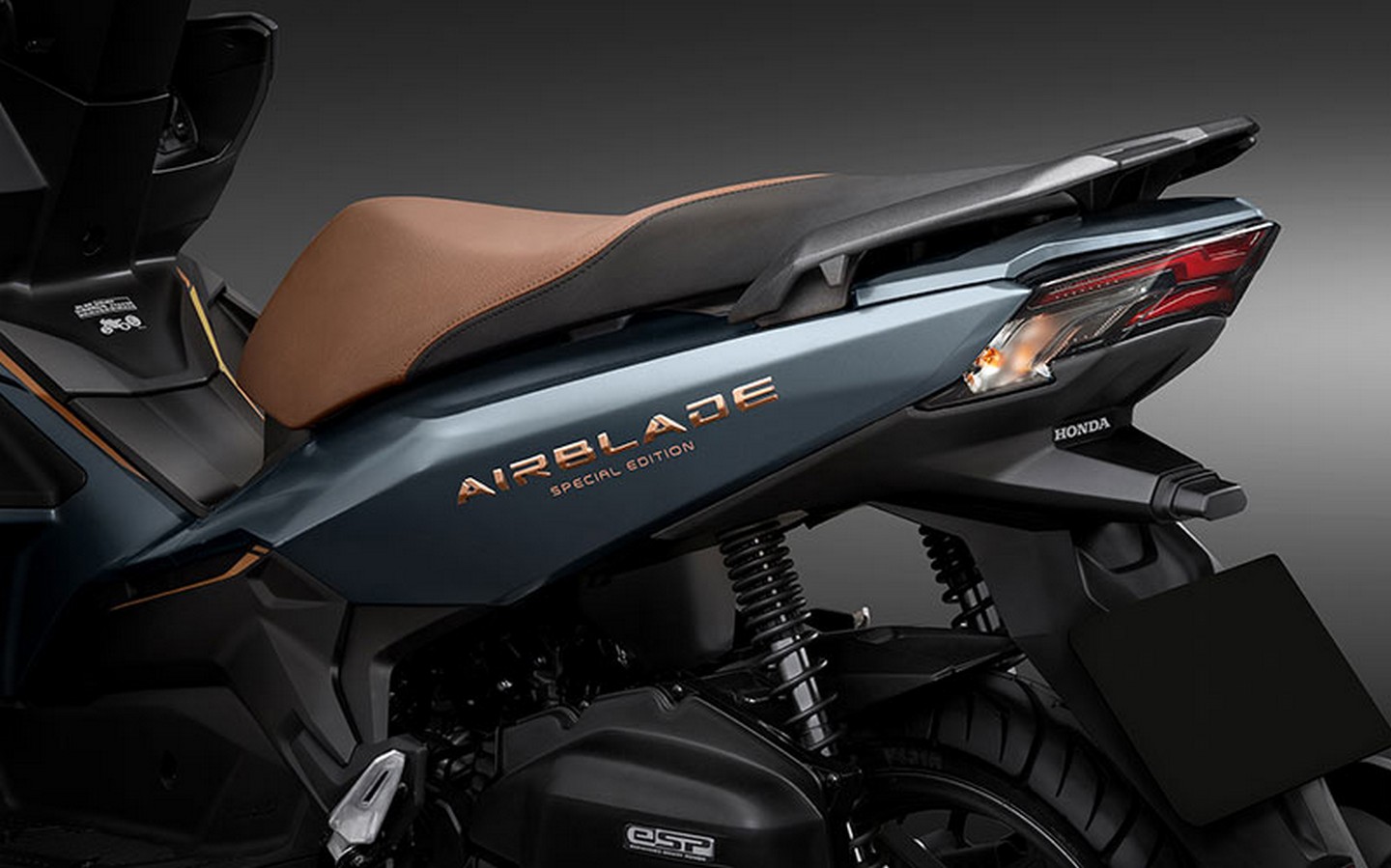 Gi&aacute; xe Honda Air Blade 2021 lao dốc kỷ lục tại đại l&yacute; sau Honda SH khiến kh&aacute;ch Việt sững sờ! ảnh 3