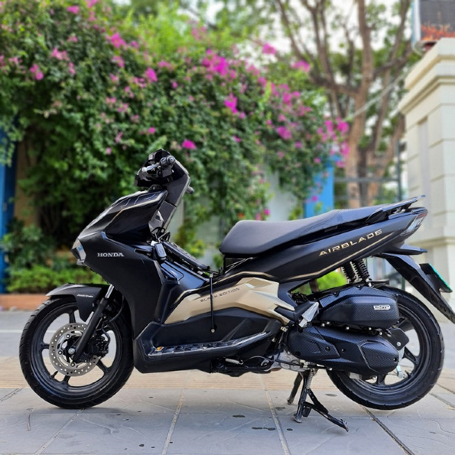 Gi&aacute; xe Honda Air Blade 2021 lao dốc kh&ocirc;ng phanh sau Honda SH Mode khiến d&acirc;n t&igrave;nh ngỡ ng&agrave;ng ảnh 1