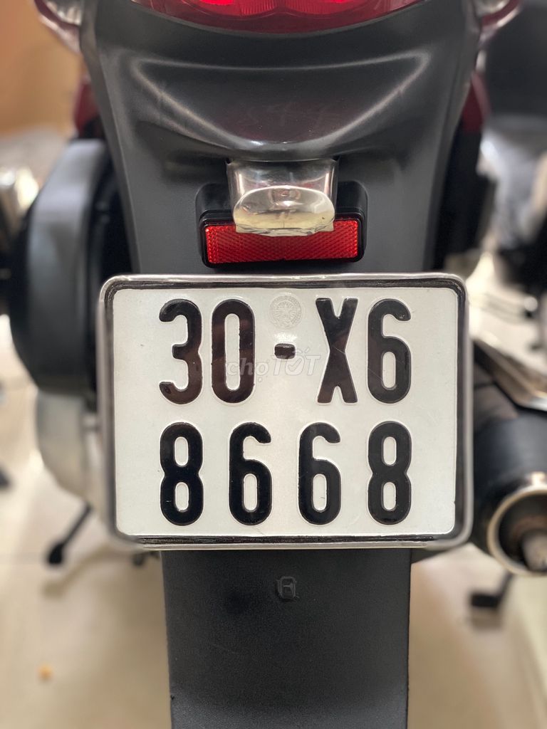 Chiếc Honda SH 125i c&oacute; gi&aacute; kh&ocirc;ng tưởng, d&acirc;n t&igrave;nh &lsquo;giật m&igrave;nh thon th&oacute;t&rsquo; trước chi tiết đặc biệt n&agrave;y ảnh 2