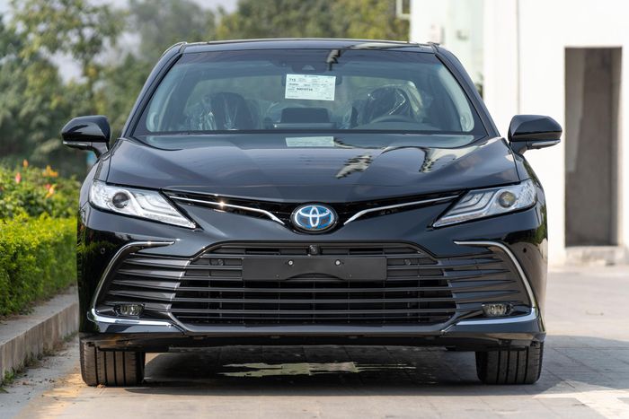 Soi Toyota Camry bản 2.5HV 2022 cao cấp nhất: Diện mạo đẹp xuất thần khiến Honda Accord ‘ngã khuỵu' ảnh 1