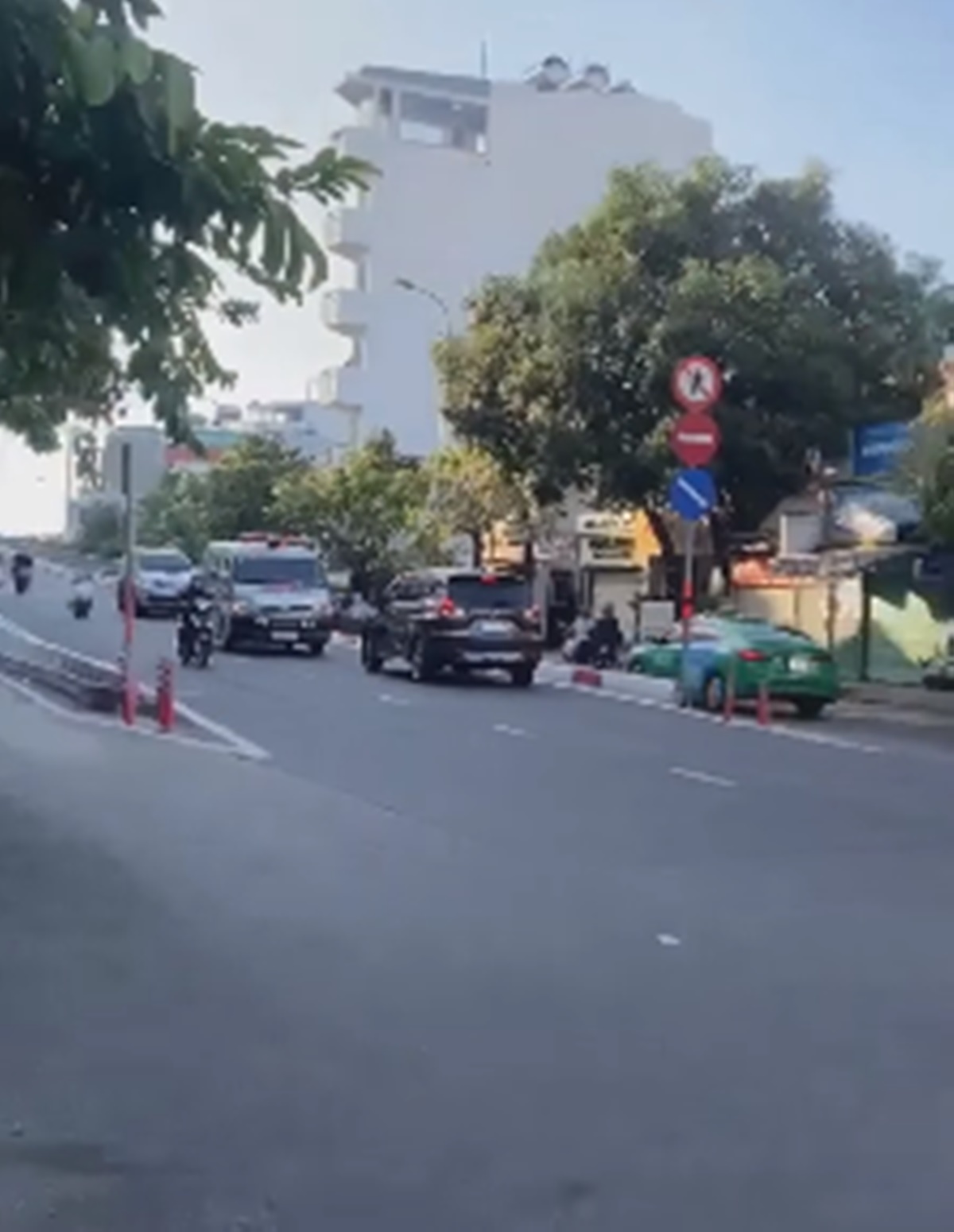 Video: Mitsubishi Xpander lao ngược chiều trên cầu và cái kết đắng khiến dân tình hả hê ảnh 1