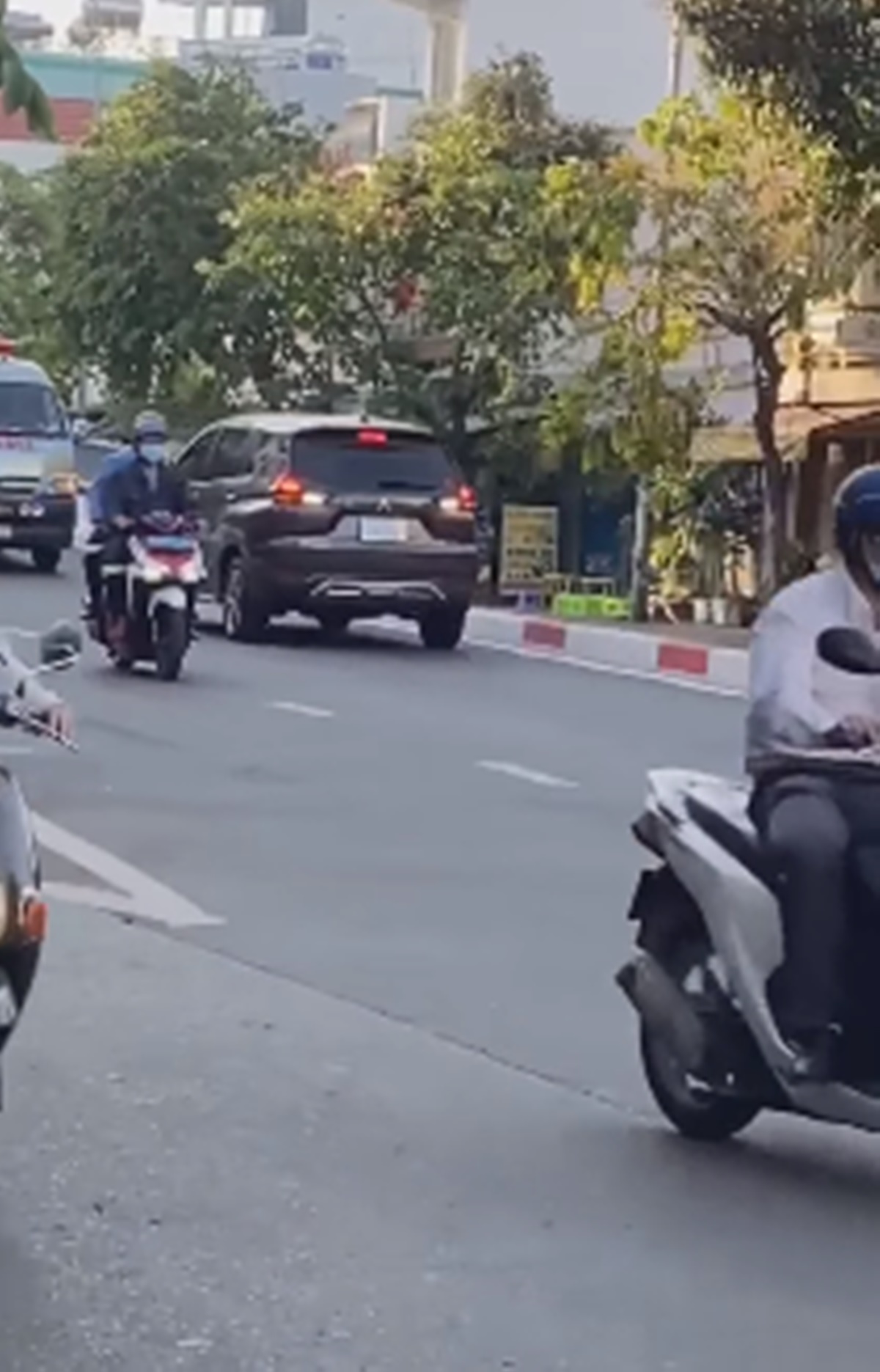 Video: Mitsubishi Xpander lao ngược chiều trên cầu và cái kết đắng khiến dân tình hả hê ảnh 2