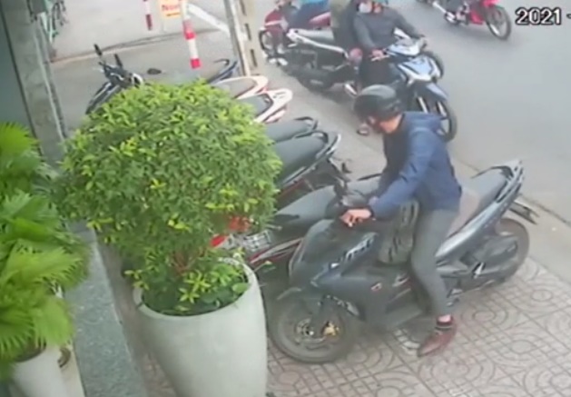 Nam thanh ni&ecirc;n đi Honda Air Blade t&aacute; hỏa trước h&agrave;nh động của shipper, l&yacute; do khiến ai cũng ng&aacute;n ngẩm ảnh 1