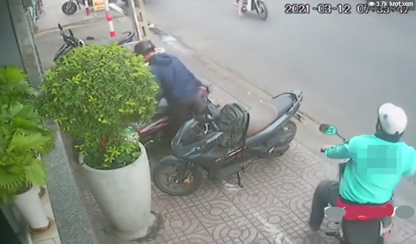 Nam thanh ni&ecirc;n đi Honda Air Blade t&aacute; hỏa trước h&agrave;nh động của shipper, l&yacute; do khiến ai cũng ng&aacute;n ngẩm ảnh 2