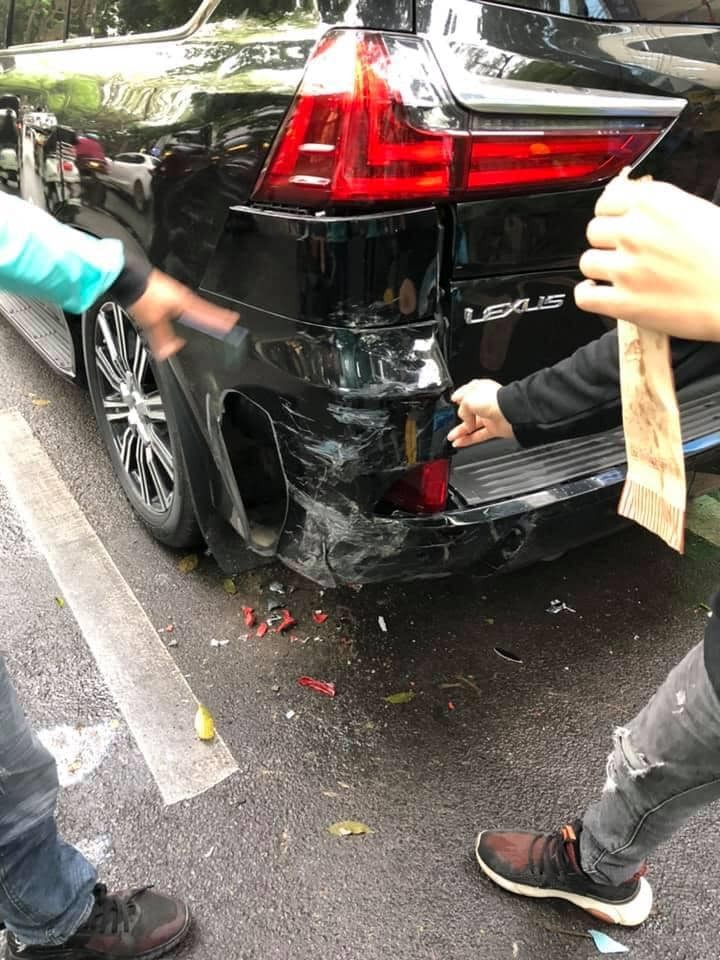 Nam thanh niên đi Honda Wave Alpha bất ngờ ‘hôn mông’ Lexus LX50, lý do khiến ai cũng giật mình ảnh 2