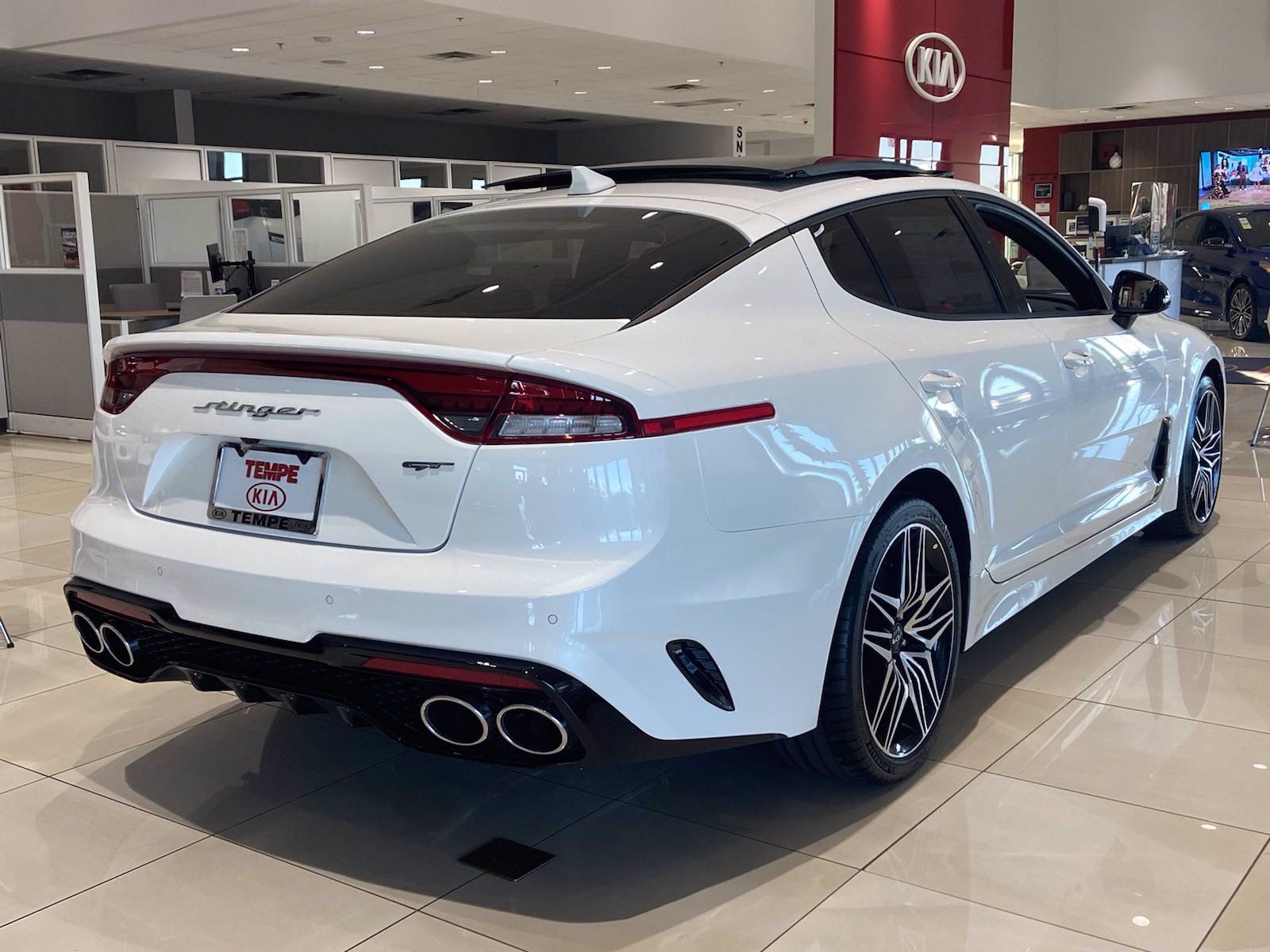 Kia Stinger ‘hiện nguyên hình’ tại đại lý: Thiết kế thể thao đè bẹp Honda Civic, động cơ bá đạo ảnh 2