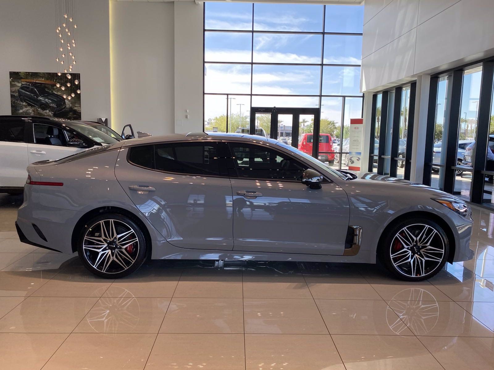 Kia Stinger ‘hiện nguyên hình’ tại đại lý: Thiết kế thể thao đè bẹp Honda Civic, động cơ bá đạo ảnh 3